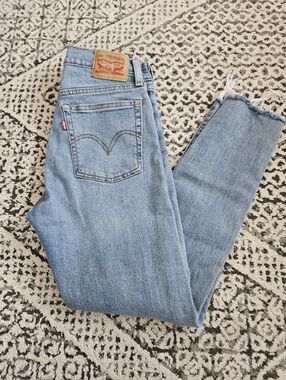 Levi's Distressed Wedgie Skinny Jeans Size 27
